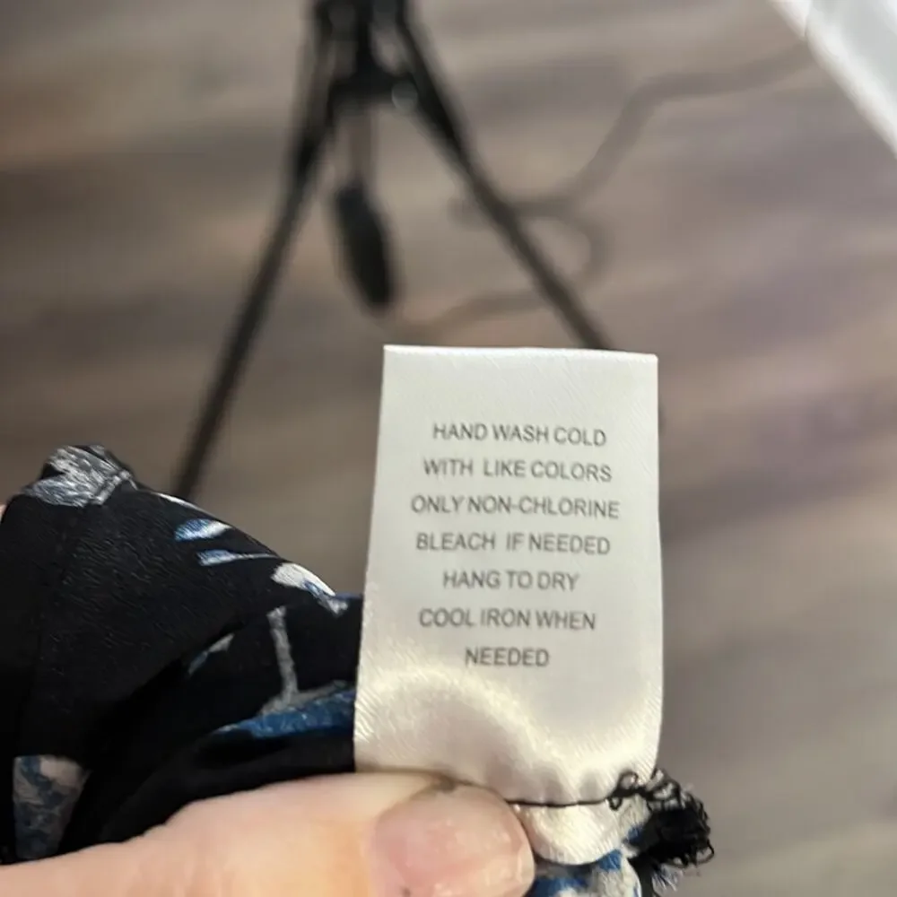 DR2 Black and Blue Floral Short Sleeve Blouse Size XS - Picture 9 of 9